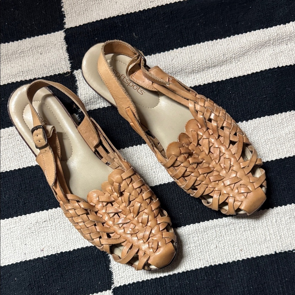Vintage Softspot Soft Leather Huarache Sandal Almond. Size 9.5